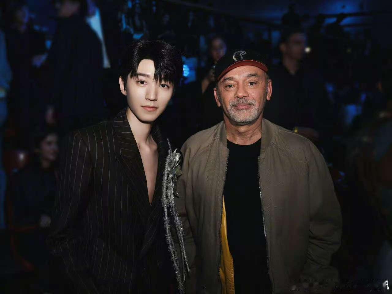 王俊凯晒cl大秀合照王俊凯巴黎的内存 王俊凯巴黎的内存来啦 ​​​
