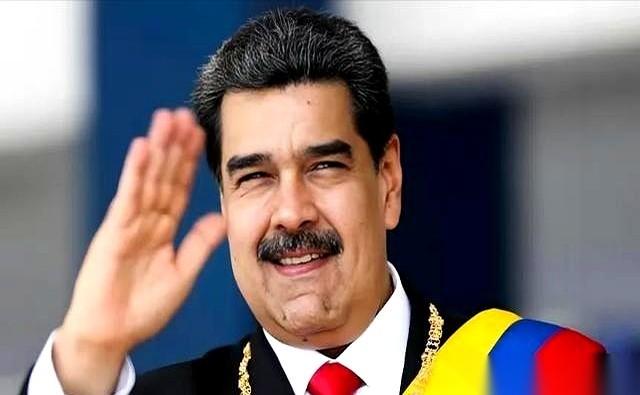 美军冲进总统府，把总统马杜罗和他老婆铐走，直接塞进飞机押往纽约。
所有人都以为，