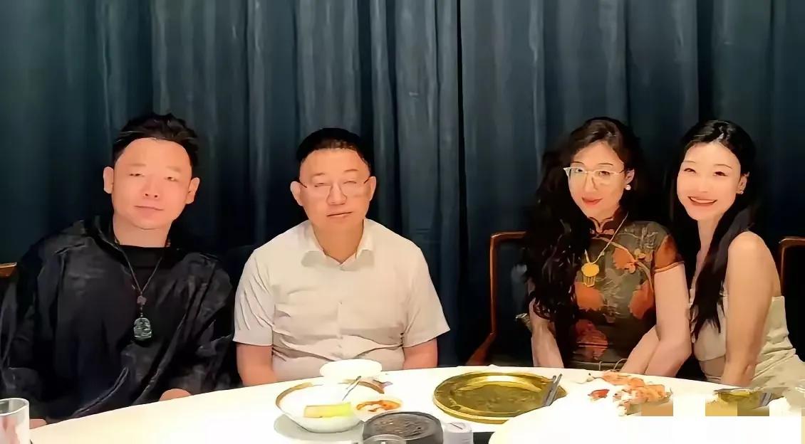 沈逸老师与三妹线下同框了，沈夫人也罕见露面。

沈逸与三妹在屏幕上的隔空交流，已