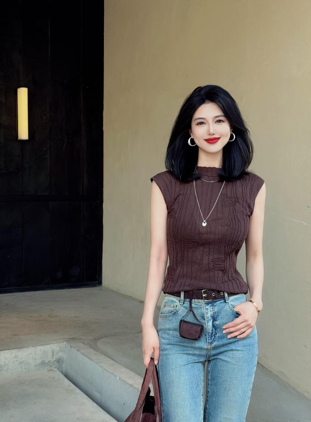 女生怎么穿搭彰显气质巧克力色无袖背心搭配直筒牛仔裤彰显美女的高挑身材和时尚潮流气