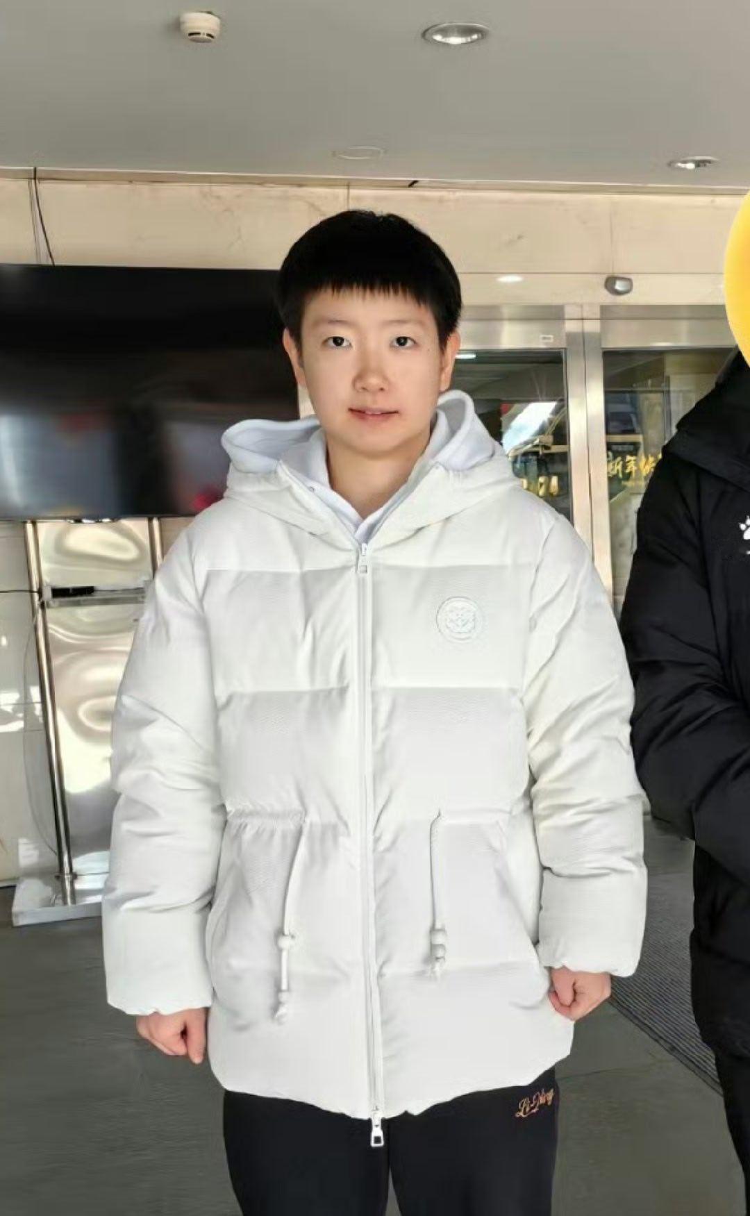 我妞妞像立正的小企鹅…… 