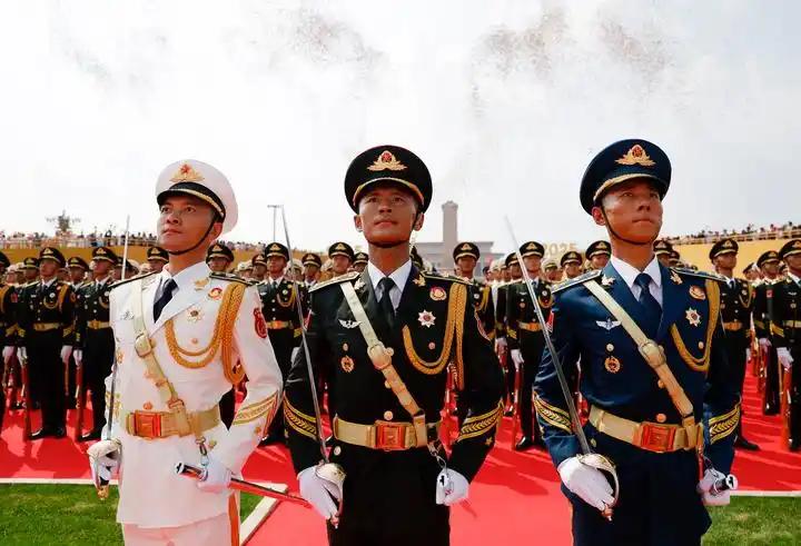 全球各国仪仗指挥刀多沿袭骑兵传统采用弧形设计，唯独中国人民解放军三军仪仗指挥刀为