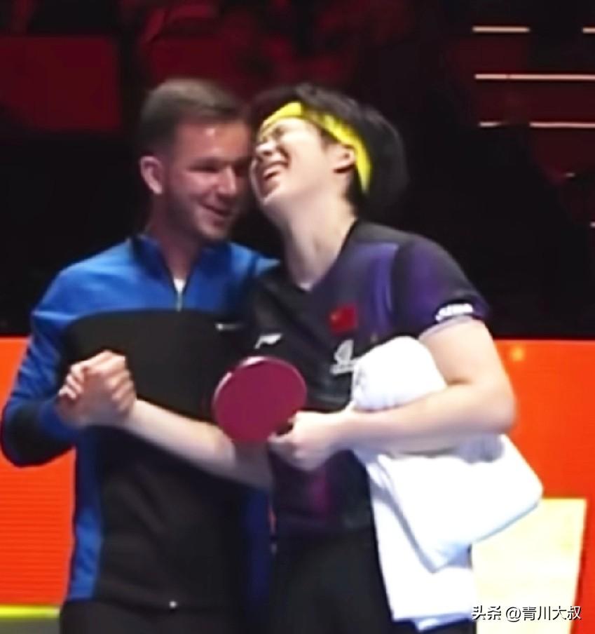 笑死我了！王楚钦4:3拿下达科的后，被对方教练紧紧握住手。

估计这哥们心想:
