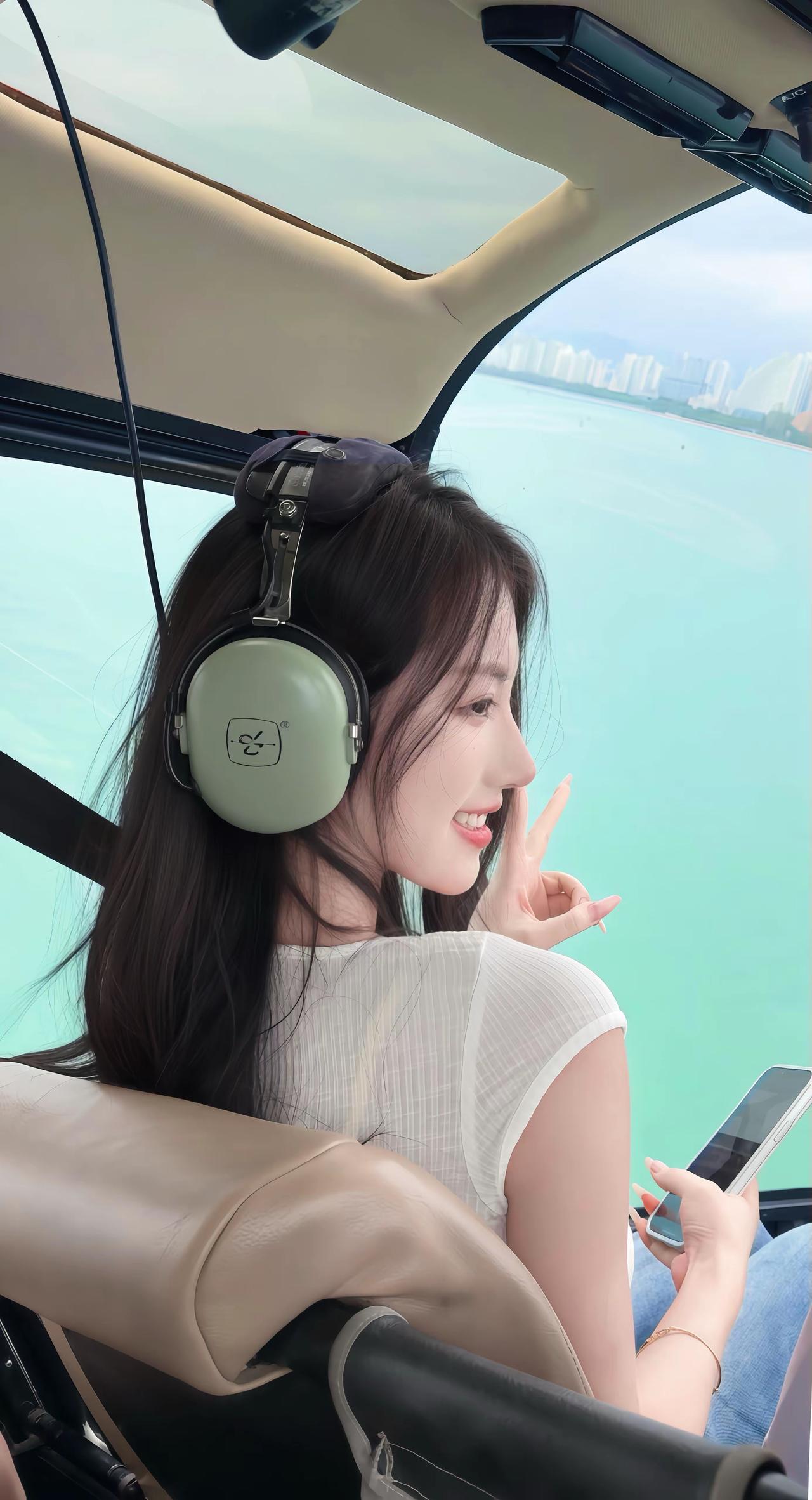 ✈️ 把海风和云朵都装进直升机里，耳机里是心跳声，窗外是薄荷色的海，比个耶，就把