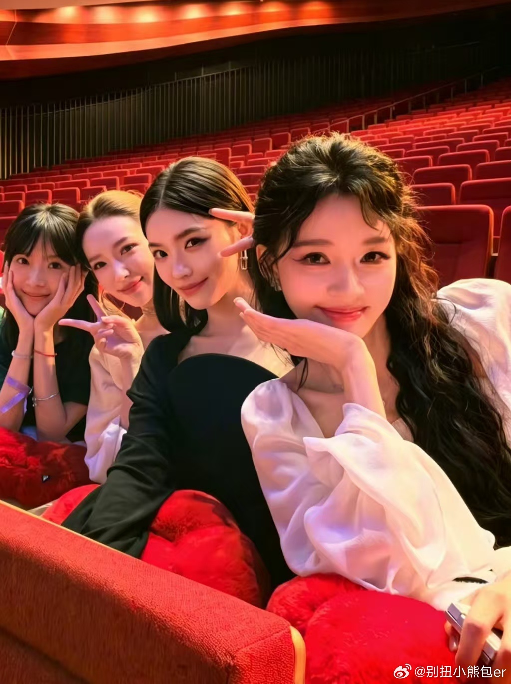 林允程潇李思潼合照上了孙怡主动帮三位美女记录合照，齐聚闲谈，温柔闺蜜互动超戳人心