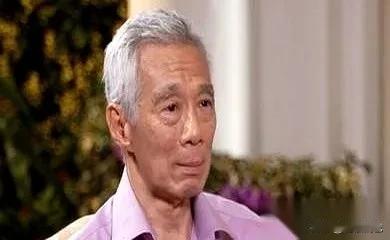 新加坡以前靠马六甲海峡赚钱，几乎是全球航运的必经之地，所有船都得绕道这里，做中转