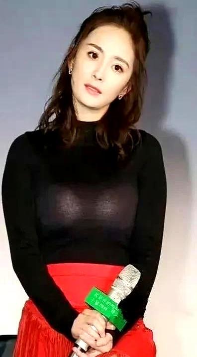 你敢信杨幂离婚这八年，活成了内娱爽文女主的顶配模板。
去年她演生万物全素颜扎进