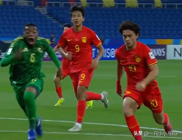 中国足球被沙特队三连杀！
最新的一刀是u17亚少赛，国少队1:2被沙特队击败，基