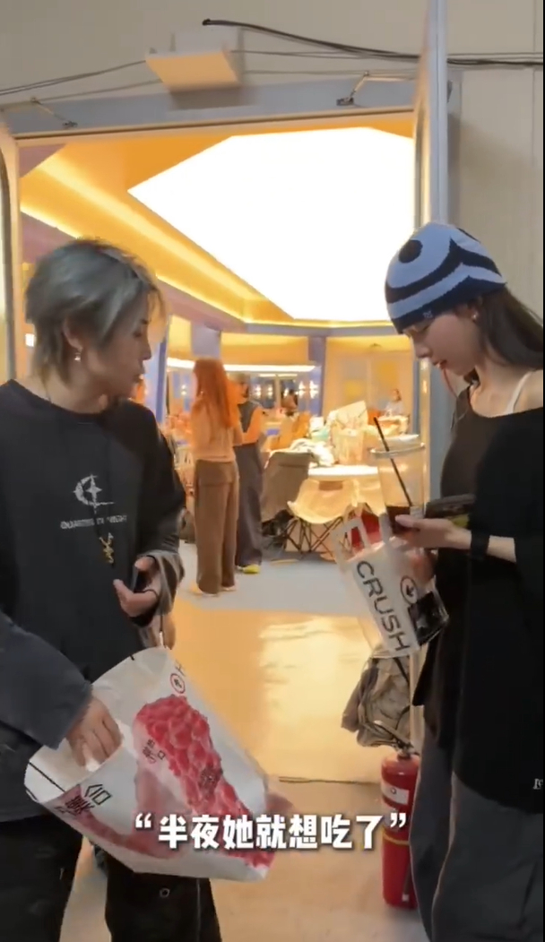 宋妍霏磕到了王濛李小冉王濛逢人就递李小冉爱吃的蛋挞，温柔讲述她半夜嘴馋的小习惯，