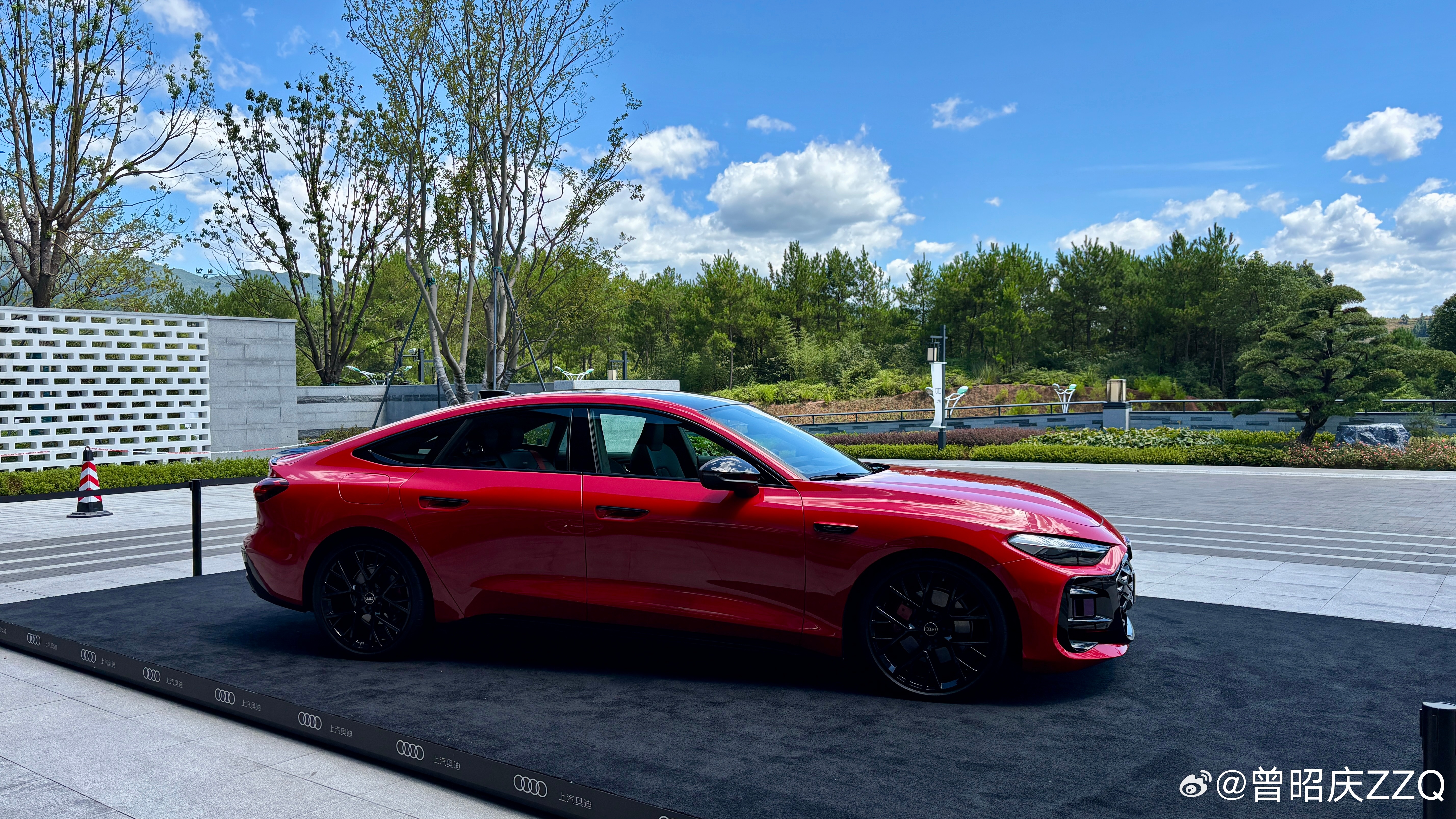 这个光线，刚好把上汽奥迪A5L Sportback那个漂亮的车顶弧线给勾勒出来。