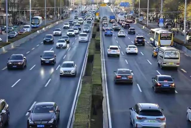 为啥我们电车满街窜，国外却死抱着油车？其实是有原因的。
政策方面，中国给电车诸多