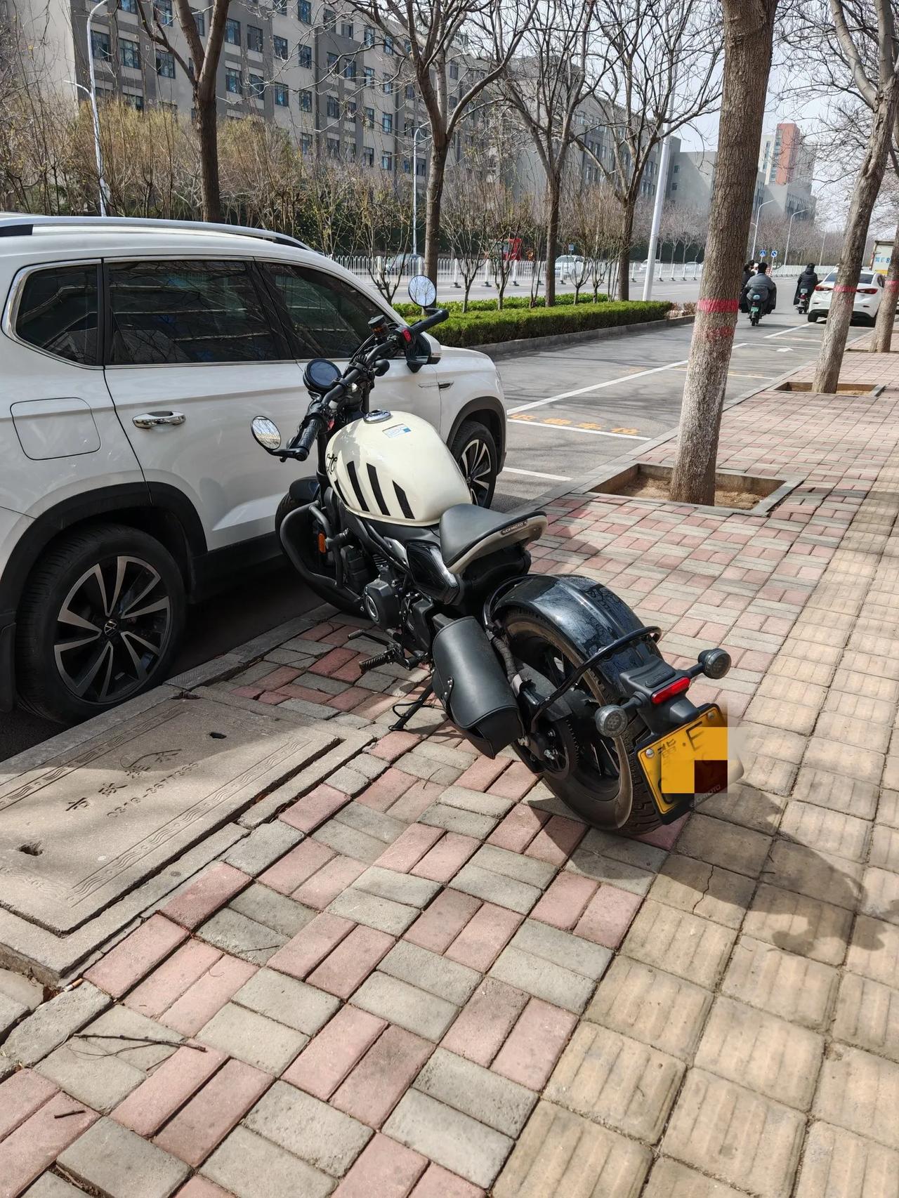 路见一辆高颜值机车。机车