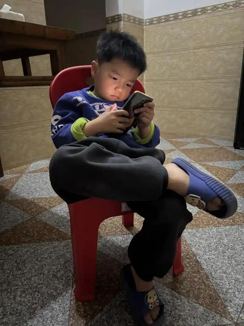 我认为约定规则：孩子手机成瘾？硬管不如巧管
孩子抱着手机不放，很多家长第一反应是