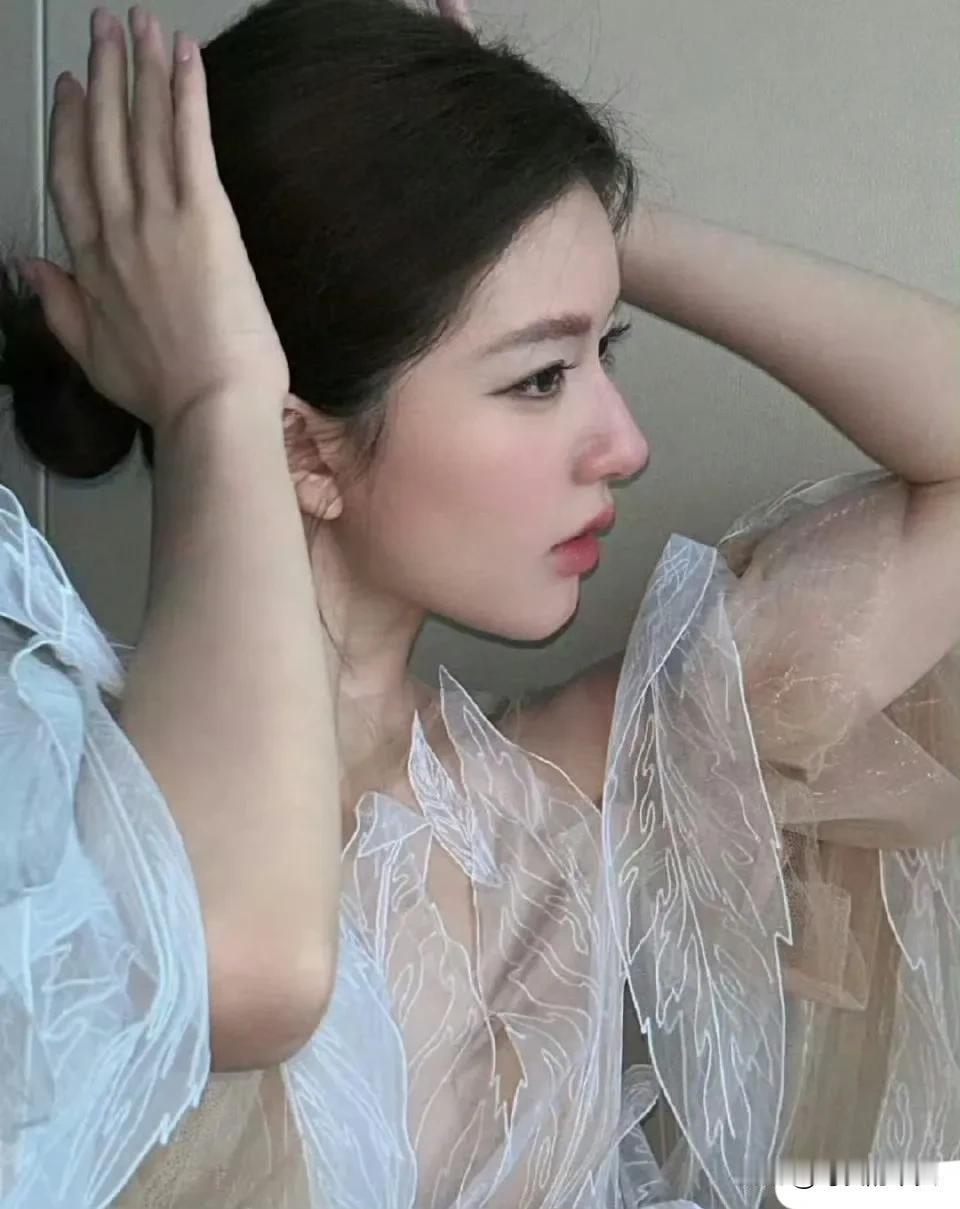 等一下，赵露思是不是整过容啊？我怎么感觉跟以前长得不太一样啊？但是他确实比较惨，