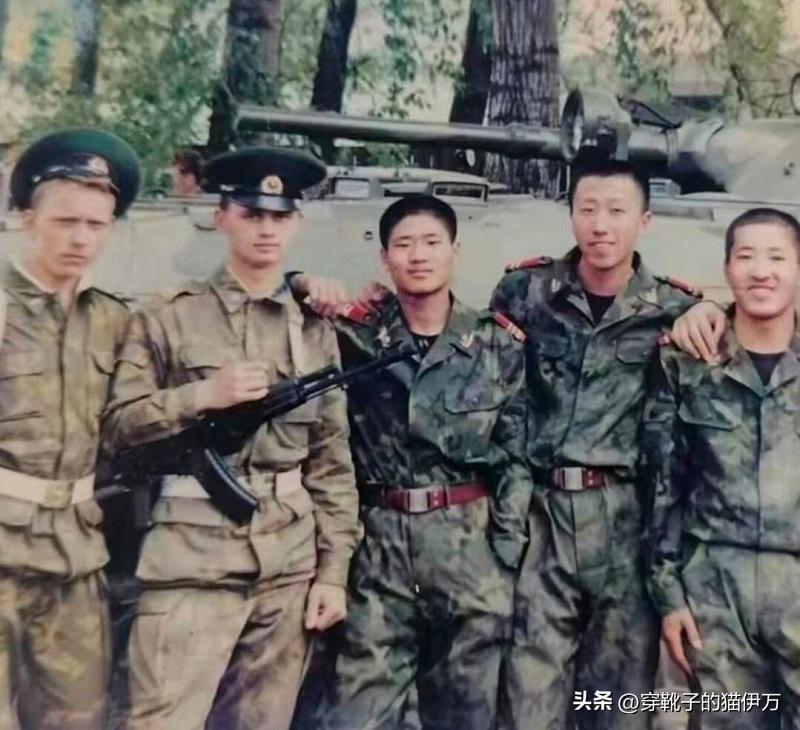 [呲牙] 这是什么情况？咱们什么时候和毛子联谊过？背景是 BMP-1 步兵战车，