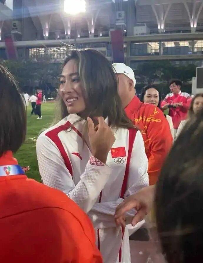 昨天就有球迷偶遇郑钦文出现在上海了。退赛全运会也不算是意外……而且去年奥运金牌，