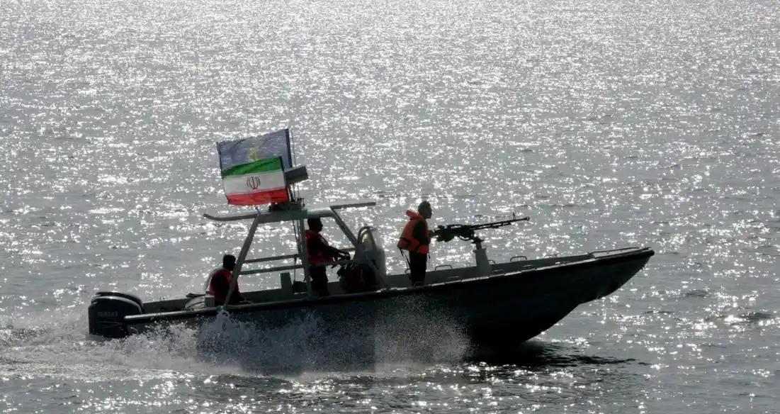 4月26日，伊朗议会高官阿齐兹公开表示：“所有希望通过霍尔木兹海峡的船只必须缴费