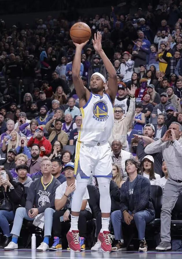 今日上午NBA季前赛继续进行，勇士与湖人上演焦点之战，最终勇士111-103胜出