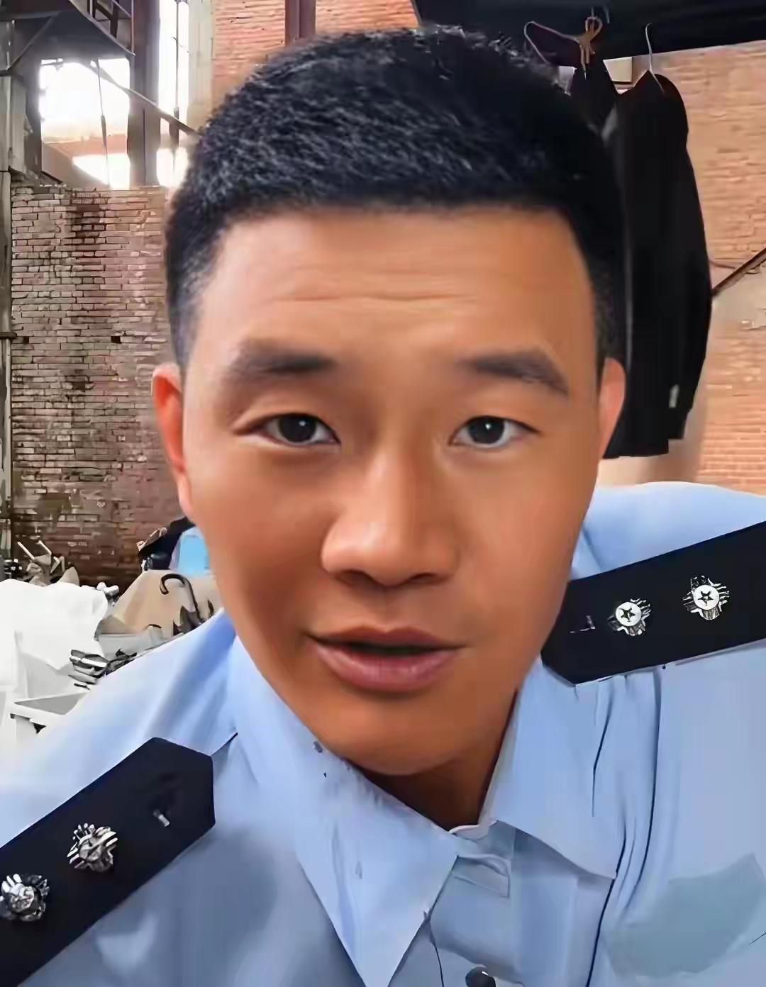 “嘎子这回真把自己作没了！”

9月10号，谢孟伟穿着警服开直播，肩章三颗星闪得