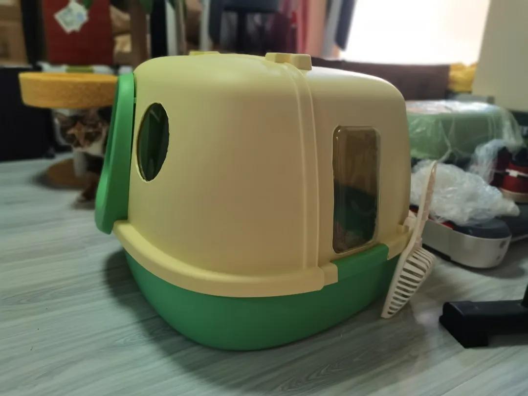 【猫砂盆到底要不要带盖？】

很多人选择带盖猫砂盆（全封闭式）是因为它能锁住异味