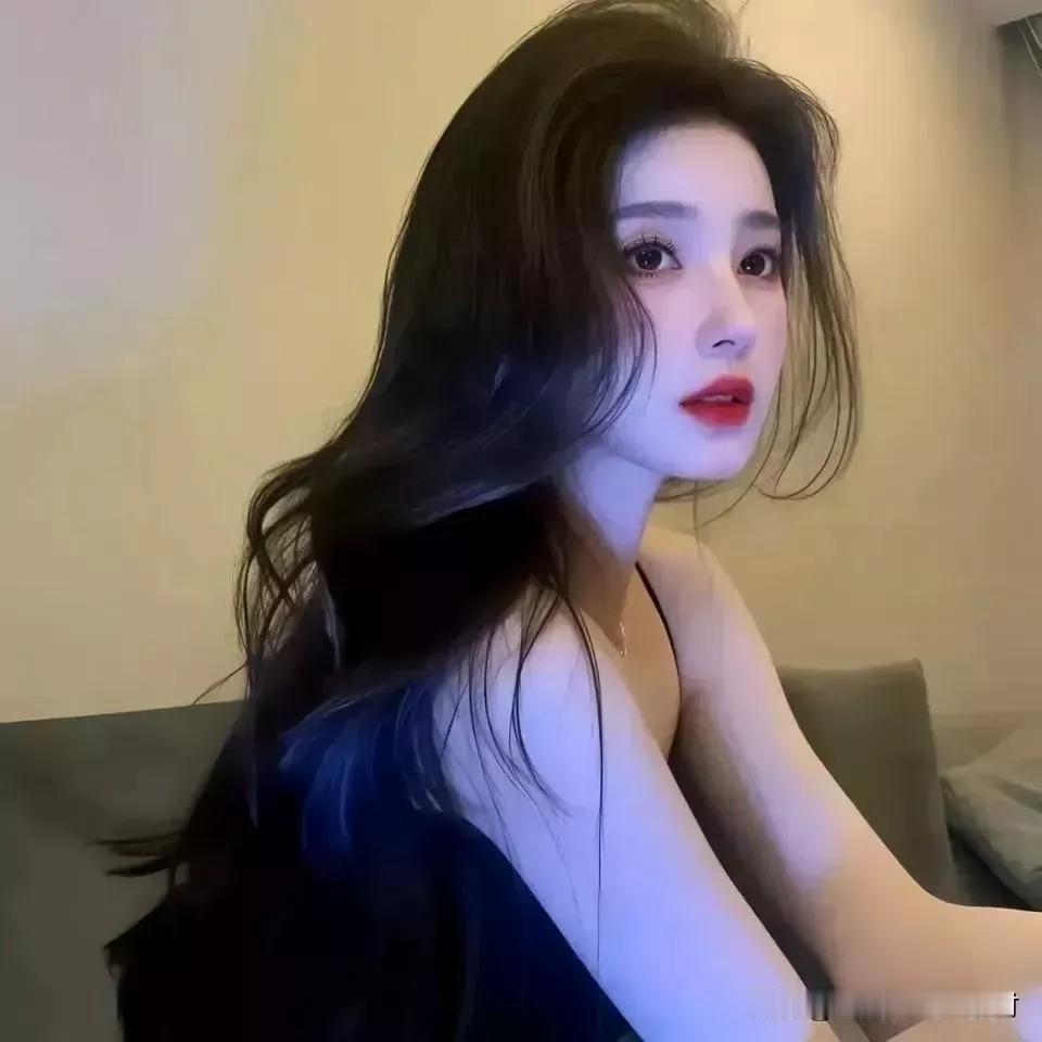 优雅红唇，沉静夜色，独享宁静时光。