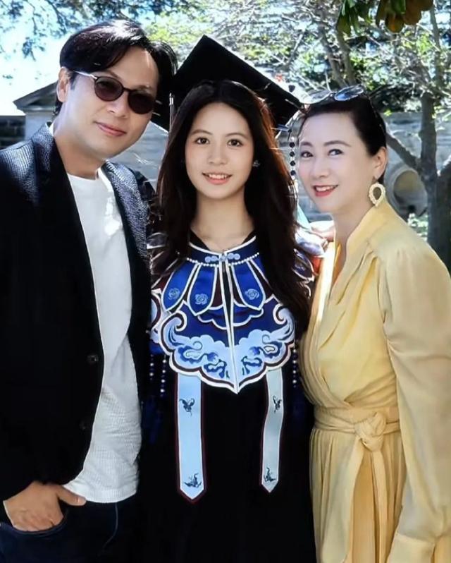翁虹女儿毕业礼杀疯了，苏绣云肩惊艳全场，57岁妈妈的清醒更可怕 