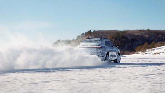 北京现代首款纯电SUV曝光
 
好的驾控不是让你惊艳，而是让你“没被打扰”。OE