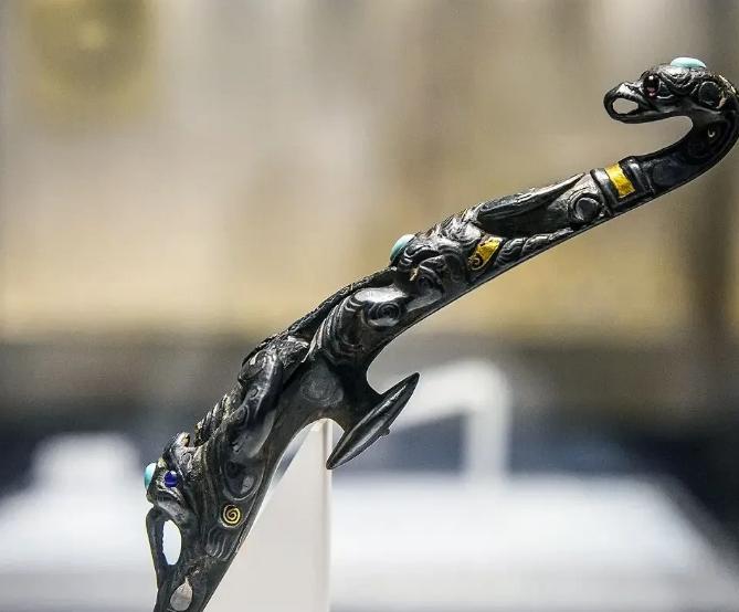 1968年，老农正在开垦，突遇一条毒蛇，他随即就是一锄头，见毒蛇一动不动，老农返