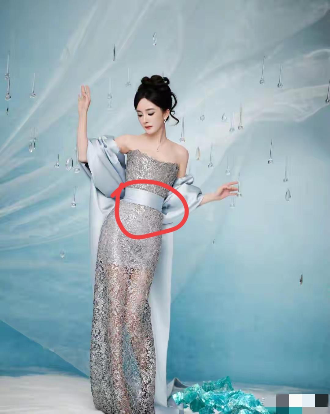 快看快看
杨幂最新的服装造型来了，
大家有没有发现看起来的感觉有点怪，尤其是腰部