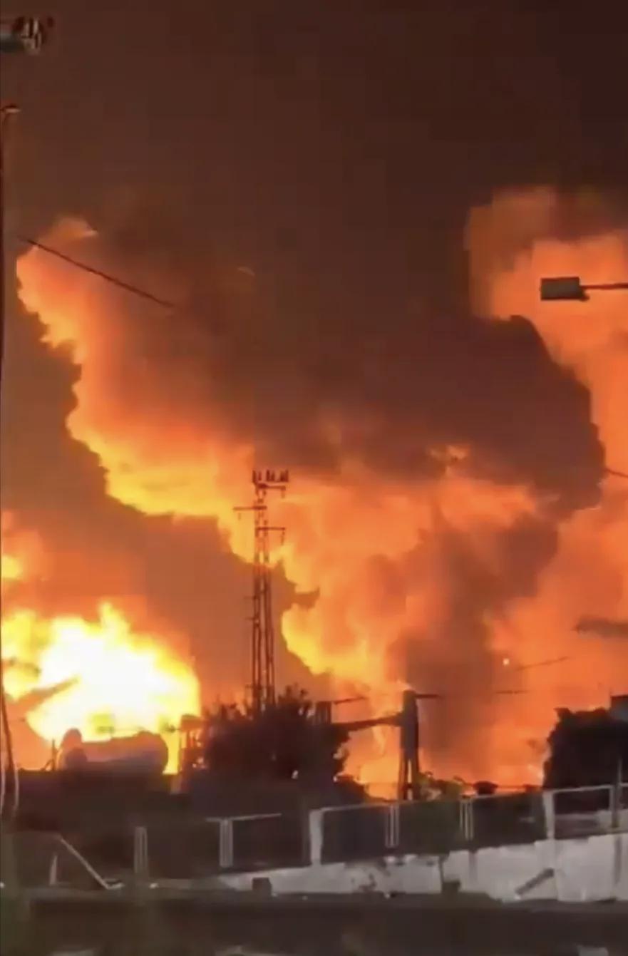 以色列南部遭袭，火光冲天，三支专业队紧急救援，忙活了几个小时

当地时间3月29