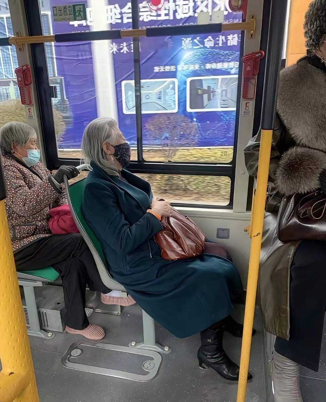 公交上偶遇两个白发老太

同样都是一头白发

气质却截然不同

坐在后排的那位老