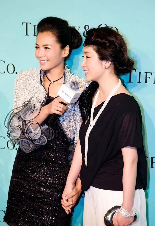 刘涛秦海璐这闺蜜情也太好磕了吧！真的是内娱独一份的真诚✨
俩人同框十指紧扣、贴脸