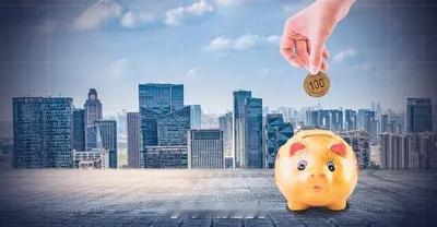 5年定存下架网友晒绝版存单利率下行，面对传统储蓄收益缩水，年轻人转战新三金，开启