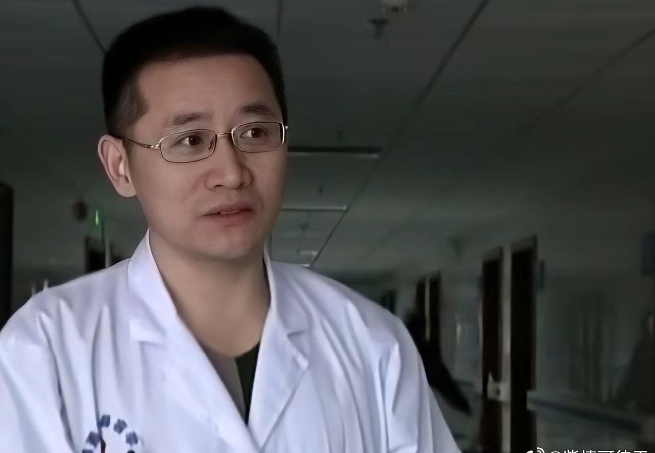 年轻时候的祖雄兵，
​没有现在一脸的严肃，
​白白净净的，一脸书生气。
​那时候