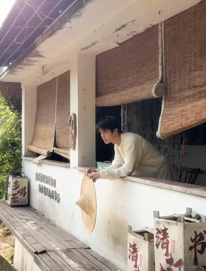 张康乐带着草帽晒太阳张康乐老了也是帅老头 张康乐这plog真舒适啊 