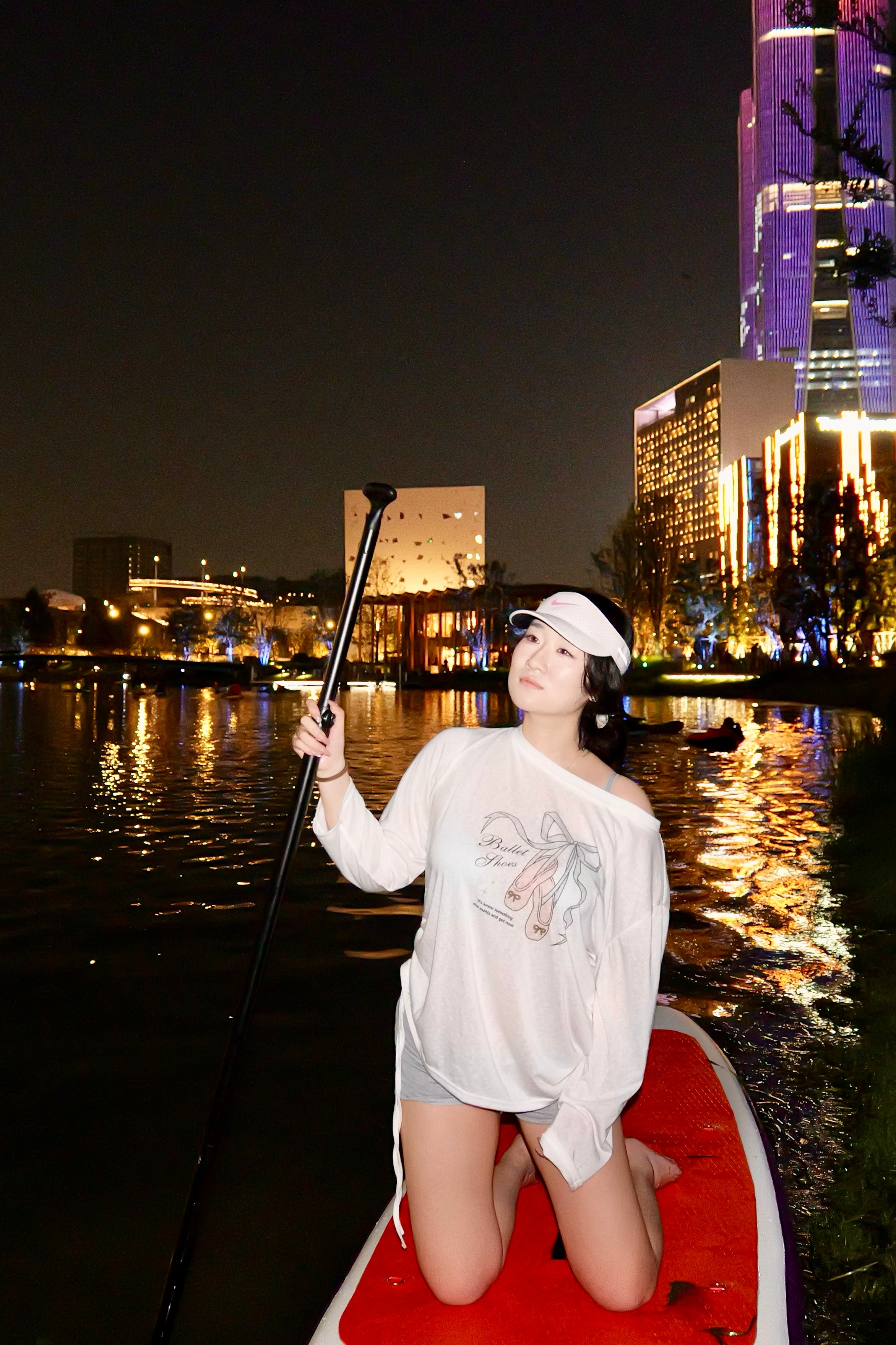 在张江水环桨板夜游时遇到两位美女，很会拍照哦。留影两张杭州突降冰雹上海下午也下了