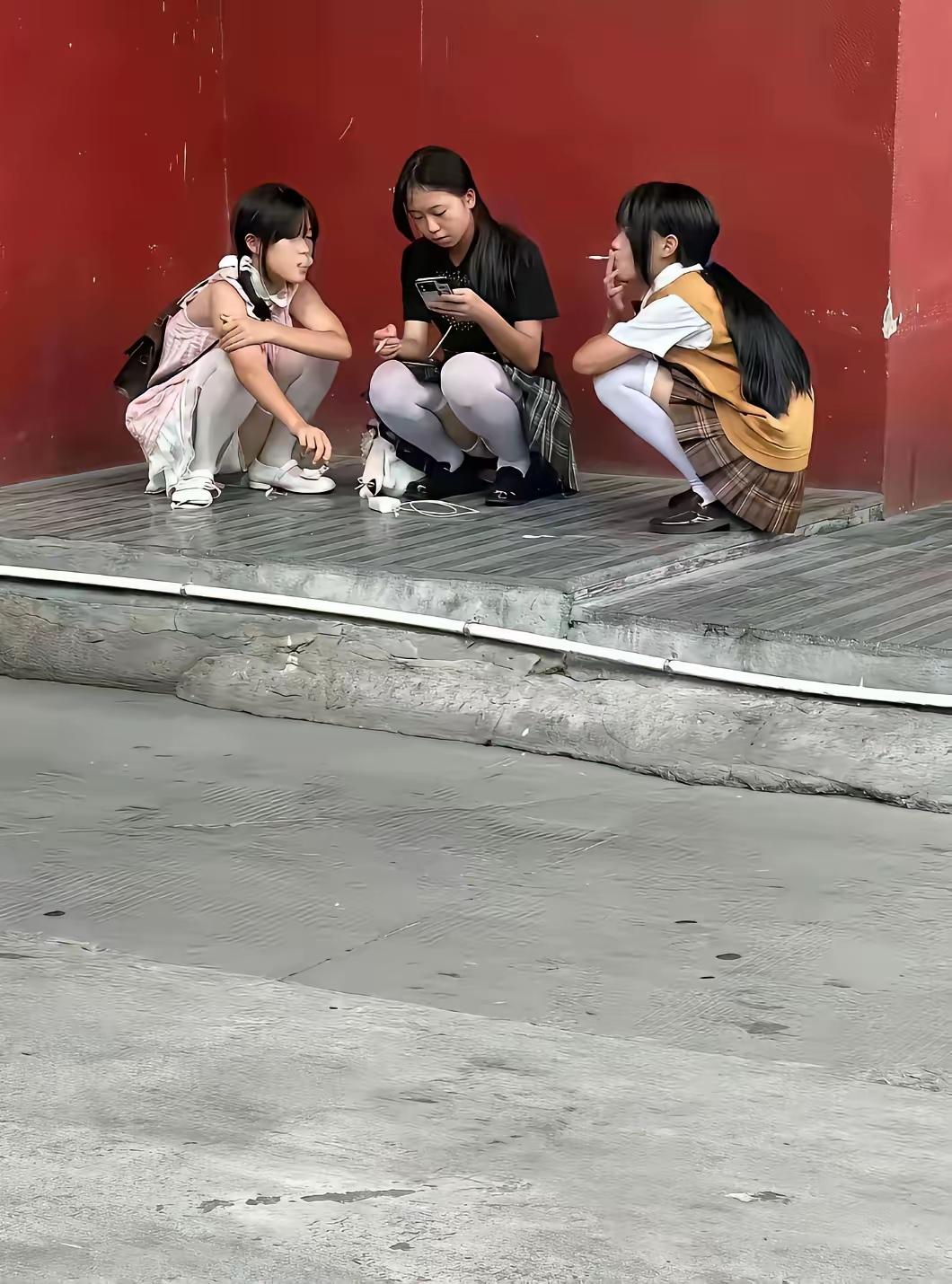 以前一个村能出一个大学生，现在满大街都是，还是现在的孩子聪明
同事周围有至少三户