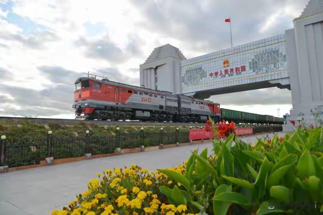 中俄贸易爆增创纪录！最大压力不在美方制裁，铁路运力已严重供不应求
 
当下中俄经