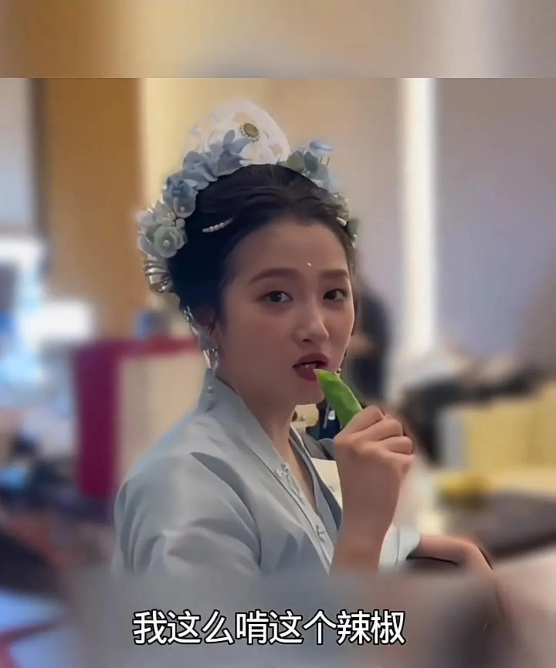 不愧是女汉子，为了瘦身，关晓彤居然拿辣椒当饭吃。

请以后不要再说关晓彤胖，身材