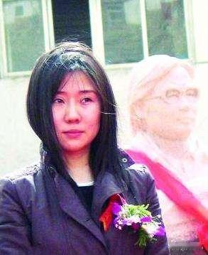 1992年路遥的葬礼上，他13岁的女儿路远眼看着爸爸要变成灰烬，突然挣脱身后拉扯