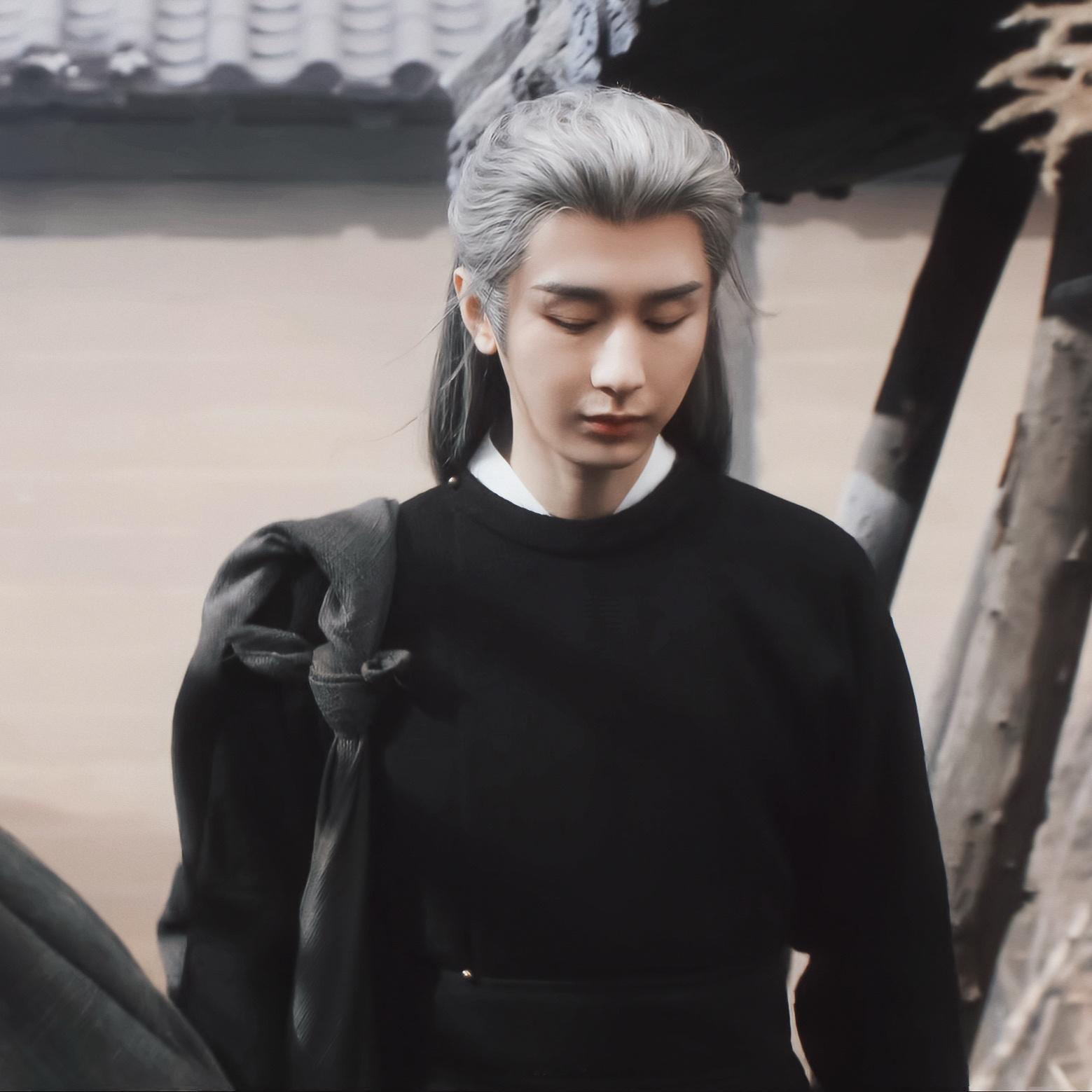 谢淮安有他自己的lemaire包袱风穿搭吧！ 