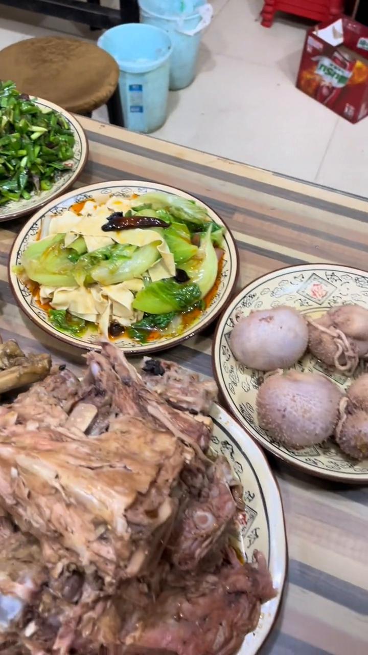 郑州红专路宋河羊肉板面，这一桌菜真带劲。
走，领你吃个网红饭。人多了，我一会给你