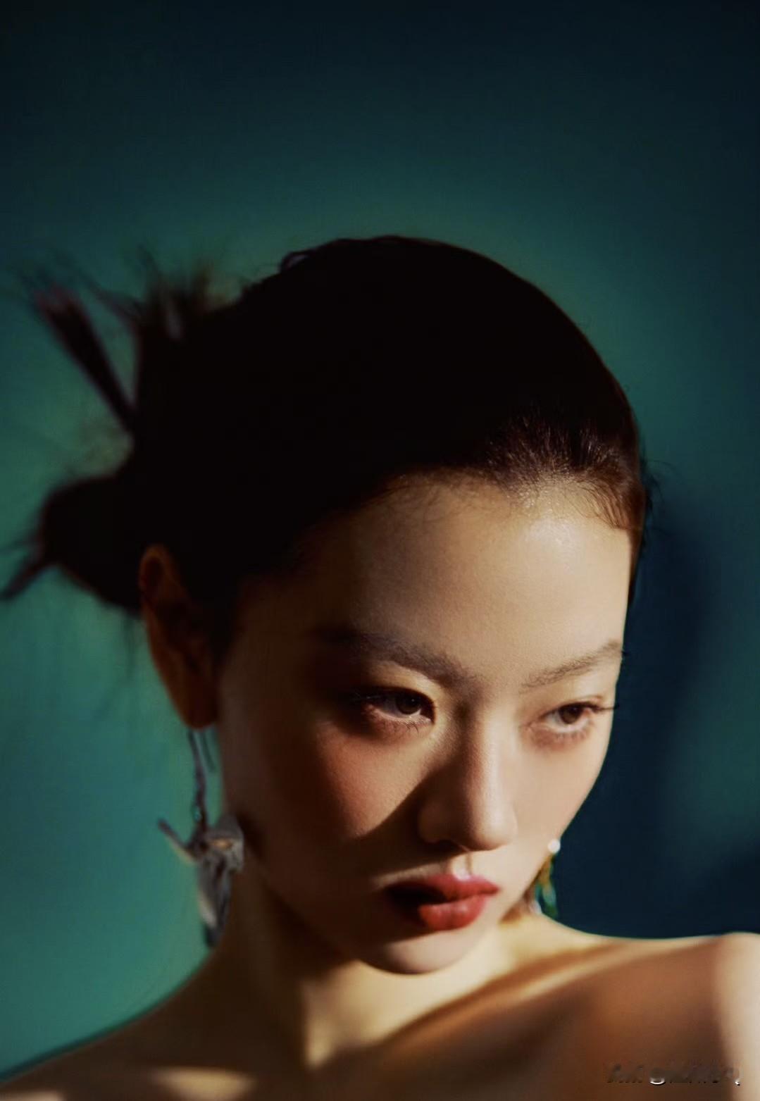 不仔细看还以为是倪妮本尊呢，原来是妮里妮气的单依纯。