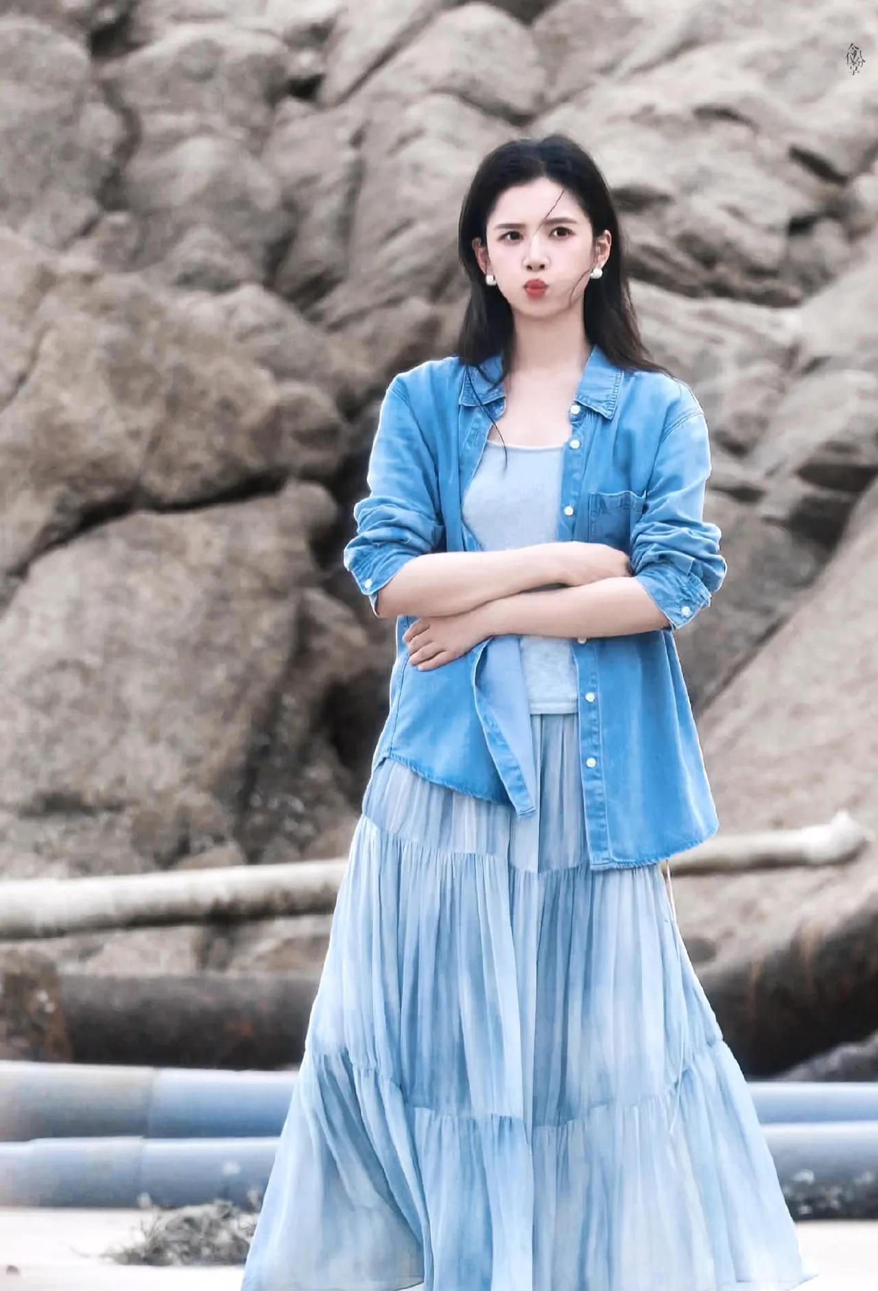 被张婧仪这套蓝色海边穿搭美到了❗
 
一身深浅蓝，氛围感直接拉满。
牛仔衬衫敞开