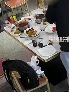 太丢份！陕西西安，一家自助餐厅，一对男女两人落座后自顾自大吃大喝，酒足饭饱之后，
