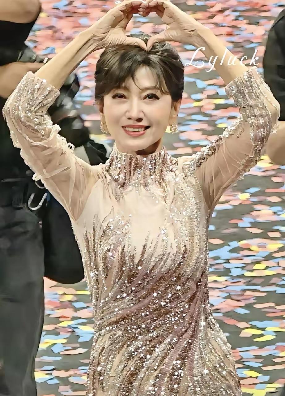 赵雅芝，她真的太自律了！

72岁的年龄，却把自己活成少女的样子！

打鼓，扫堂