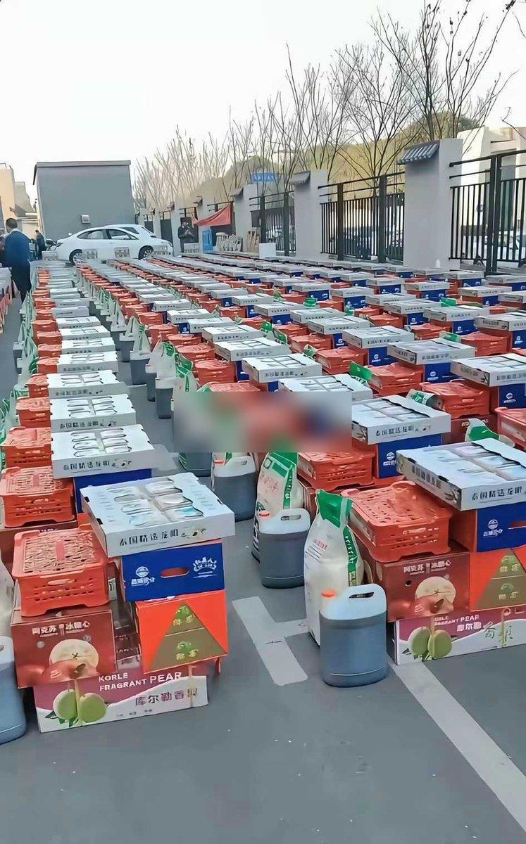 每次过年看到公司发的年货大礼包，
总有人忍不住吐槽：为啥不直接发现金？
 
其实