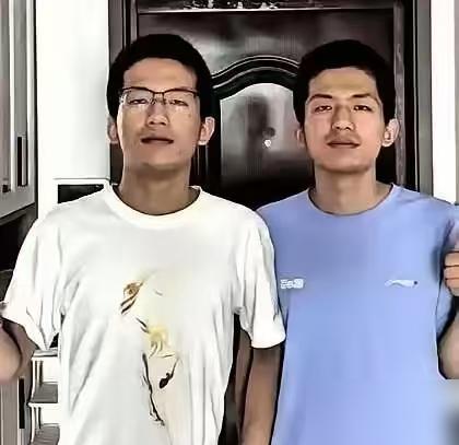 安徽一对双胞胎，哥哥高考查分698，弟弟697。

作为前两年砸了十七八万给娃报