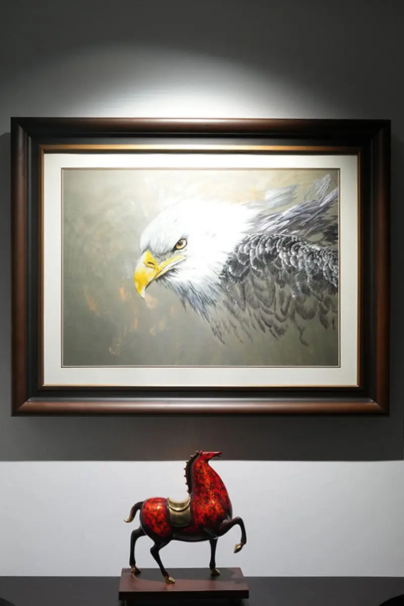 彩丝塑苍鹰锐目，宏图展翼势揽万里前程 雾底栖苍隼，霜羽覆首，金喙凝锋...