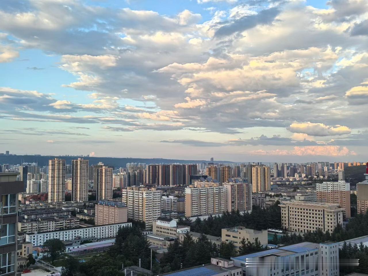 一位哲学家说：

人越省，命越薄。

舍不得吃，舍不得穿，

抠抠搜搜一辈子，